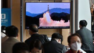 Uno de los dos misiles que Corea del Norte lanzó este viernes.