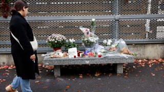 Un memorial se armó frente al colegio donde estudiaba Lola, la niña de 12 años que fue asesinada en París, Francia.