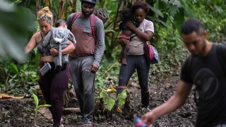 Migrantes venezolanos cruzan la selva del Darién el 13 de octubre de 2022 en una foto de archivo.