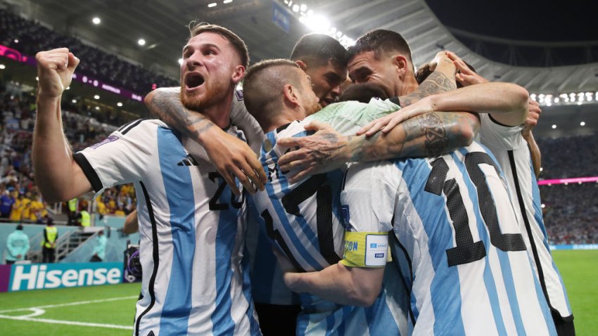 Julián Álvarez mete el segundo de Argentina tras un blooper del arquero de Australia