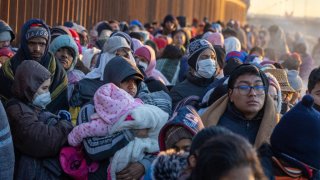 Miles de migrantes aguardan en el frío, las novedades sobre el Título 42, cerca de Matamoros, en la frontera con EEUU.