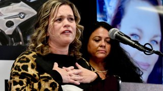 Mychelle Blandin, quien perdió a tres familiares en Riverside la semana pasada, habla durante una conferencia de prensa el miércoles 30 de noviembre de 2022 en la estación Magnolia del Departamento de Policía de Riverside en Riverside.