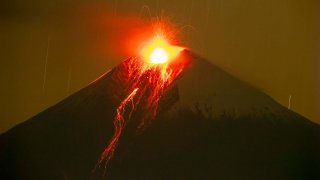 Imagen de archivo del pasado mes de agosto de la actividad eruptiva del volcán Sangay, desde la parroquia San Isidro, en el Parque Nacional Sangay, en la ciudad de Macas, Ecuador.