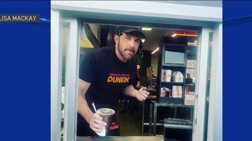 Café con toque de Hollywood: captan a Ben Affleck atiendo clientes en un Dunkin’