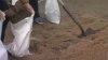 Reparten bolsas de arena en anticipación a llegada de Idalia a Florida