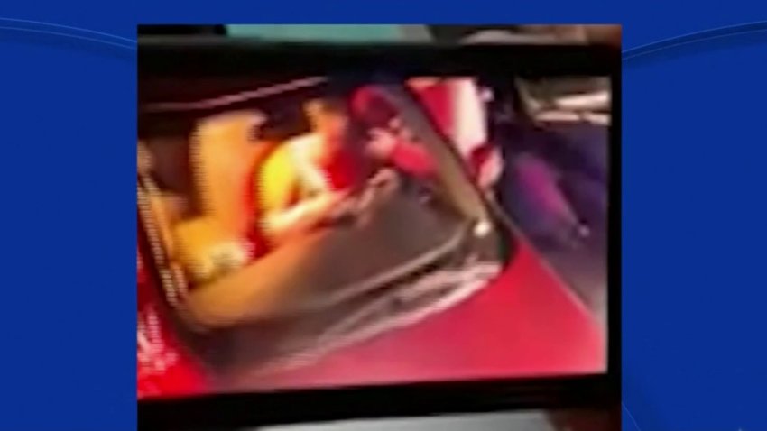Mujer arrestada por dar lecciones de manejo a su hijo de 9 años