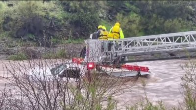 En video: rescatan a los pasajeros a bordo de una camioneta arrastrada por el agua