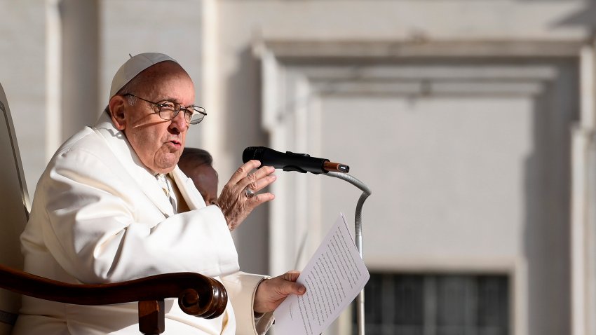 Hospitalizan al papa Francisco por “dificultades respiratorias”
