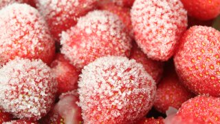Los productos afectados incluyen fresas orgánicas congeladas vendidas bajo la marca Kirkland Signature en locales de Costco.