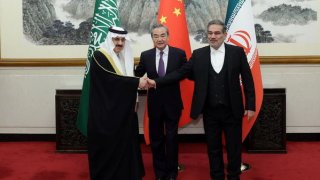 Los funcionarios de Arabia Saudí e Irán, junto al ministro de Relaciones Exteriores de China, Wang Yi, en Beijing, este viernes.