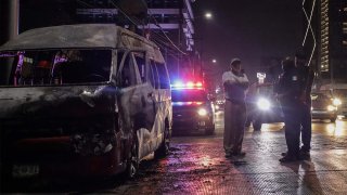 Vista de un vehículo incendiad en la ciudad de Tijuana, estado de Baja California (México), en un ataque que autoridades le adjudicaron al Cártel Jalisco Nueva Generación, en una fotografía de archivo.