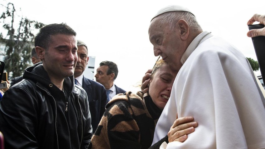 El papa Francisco sale del hospital