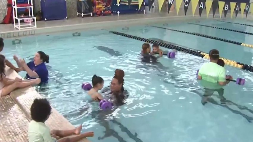 Ofrecen clases de natación para niños de preescolar en Lakeland