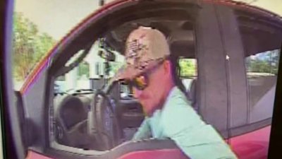 Buscan a sospechoso de robo en auto servicio de banco