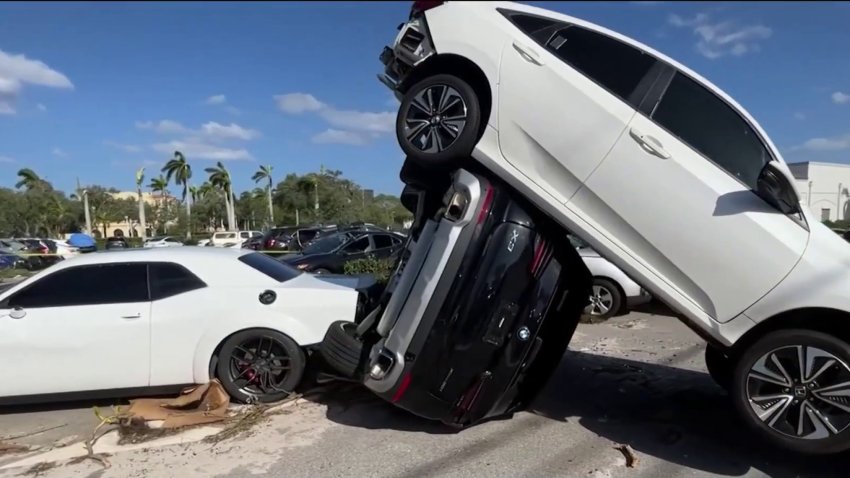 Enorme destrucción tras el paso de un tornado por Palm Beach