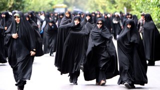 Cada vez hay más protestas de mujeres en Irán por el uso obligatorio del velo hijab.