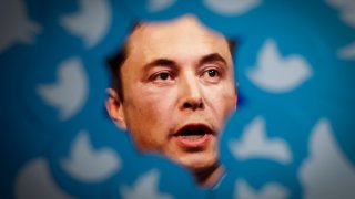 Sin embargo, él se reserva una buena parte de las responsabilidades de la red -que nombra como X/Twitter-, concretamente "la presidencia ejecutiva, la jefatura de tecnología, la supervisión de productos, el software y operador de sistemas".