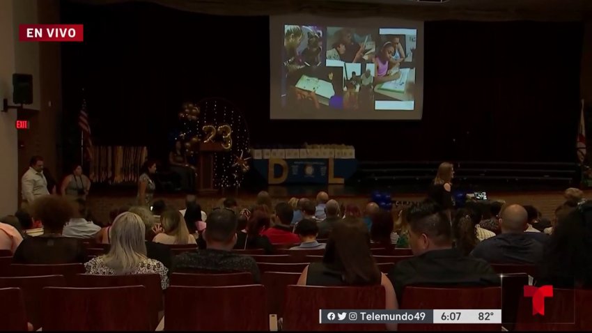Primera graduación de estudiantes bilingües en Hillsborough