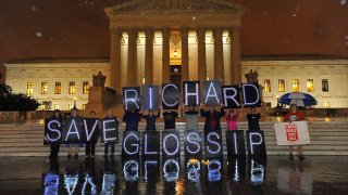 Manifestantes se expresan frente a la Corte Suprema, cuando el tribunal frenó la ejecución de Glossip en el 2015.