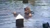 En video: profesor sale a la superficie tras vivir 100 días bajo el agua