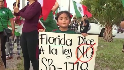 Niños inmigrantes en Pinellas protestan contra la SB-1718