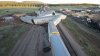 En video: tren de carga se descarrila y provoca el caos