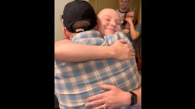 Desgarrador: el momento en que se abraza con el padre de la mujer que le donó su corazón