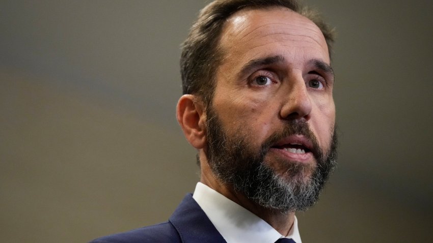 Él es Jack Smith, el fiscal especial que se ha convertido en el dolor de cabeza de Trump