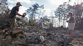 Al menos 80 personas murieron y miles fueron desplazadas después de que un incendio forestal impulsado por el viento devastara las ciudades de Lahaina y Kula el pasado martes.