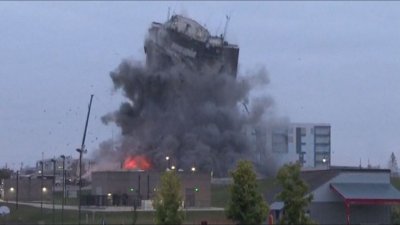 Impresionante: con explosivos, reducen a escombros un edificio de varios pisos