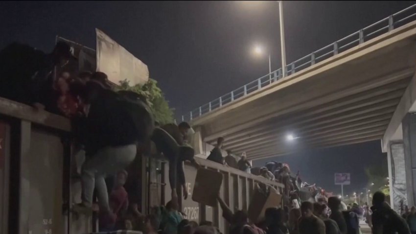 Dramático video: con bebés en brazos, migrantes se trepan a trenes para cruzar a EEUU