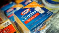 Kraft retira 83,800 empaques de su queso americano por riesgo de asfixia