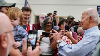 Biden visitó el sábado Live Oak, en Florida, una de las comunidades afectadas por el huracán Idalia.