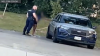 En video: policía aparentemente besa a mujer y luego la monta en su patrulla