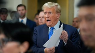 El expresidente Donald Trump habla con los periodistas durante un almuerzo en la Corte Suprema de Nueva York en Nueva York, el lunes 2 de octubre de 2023.
