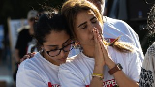 Familiares de secuestrados participaron de una vigilia el Tel Aviv, Israel, este viernes.