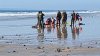 Salvan a 9 migrantes de morir ahogados mientras nadaban por mar de México a EEUU