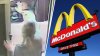 En video: cliente furioso por los precios quema con café caliente a empleada de un McDonald’s