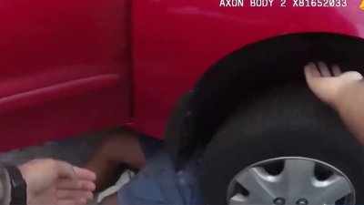 Hispano es rescatado luego de quedar atrapado bajo su auto