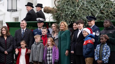 Jill Biden da la bienvenida a un enorme árbol de Navidad para la Casa Blanca