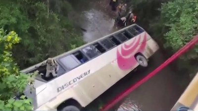 Autobús cae de un puente en Honduras: al menos 11 personas mueren
