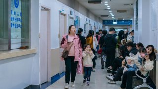 Los hospitales se han abarrotado por menores con neumonía en China.