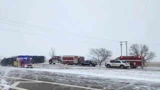 El Departamento de Transporte de Nebraska recomendó a los ciudadanos no tomar vehículos dado que "la intensa acumulación de nieve y los fuertes vientos están deteriorando rápidamente" las condiciones en las carreteras.