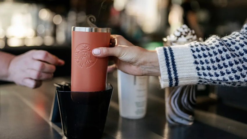 Starbucks ahora permite el uso de tazas y recipientes personales