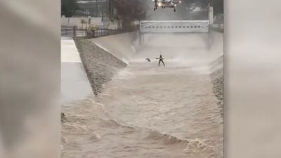 Tormenta en California: rescatan a un hombre y su perro de morir ahogados