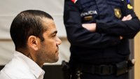 Condenan a 4 años de cárcel al futbolista Dani Alves por violar a una joven en España