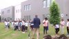 Estudiantes de Hillsborough siembran arbol en el día de la tierra