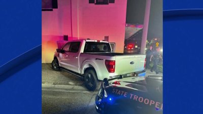 Conductor es acusado de huir y estrellar su auto en Pinellas