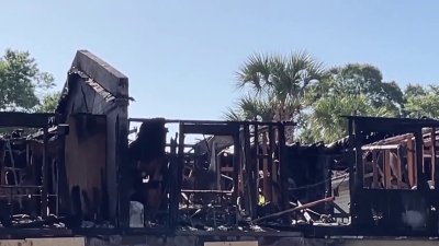 Apartamentos quedan destruidos tras incendio en Brandon