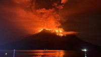Indonesia: temen que volcán en erupción se desplome y cause un tsunami